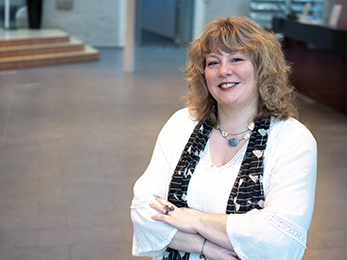 Porträt von Melanie Obenhaus im Foyer von Haus Villigst.