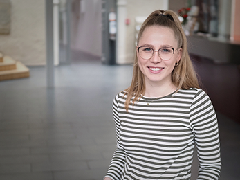 Porträt von Olivia Klimek im Foyer von Haus Villigst.