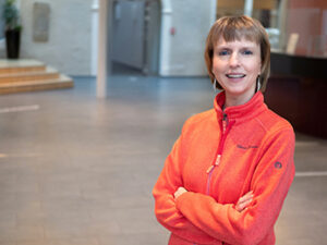 Porträt von Petra Erner im Foyer von Haus Villigst.