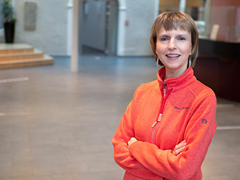 Porträt von Petra Erner im Foyer von Haus Villigst.