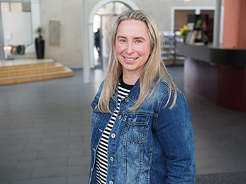 Porträt von Stefanie Emde im Foyer von Haus Villigst.