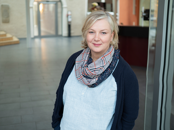 Ein Foto von Daniela Westermann im Foyer von Haus Villigst.