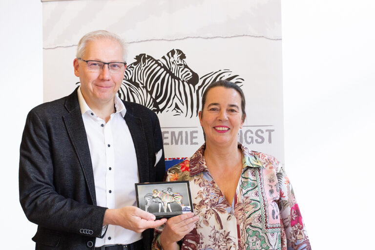 Das Bild zeigt den Landesjugendpfarrer Christian Uhlstein und Nicole M. Gerlach