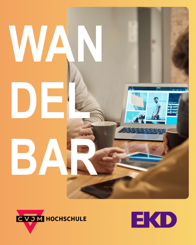 Das Bild zeigt den Slogan „WANDELBAR“ vor einem warmen Farbverlauf und einem Foto junger Menschen beim gemeinsamen Arbeiten mit digitalen Geräten. Am unteren Rand sind die Logos CVJM Hochschule und EKD.