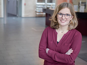 Ein Foto von Christina Nicola im Foyer von Haus Villigst.