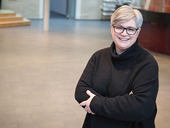 Ein Foto von Elvira Sipos im Foyer von Haus Villigst.