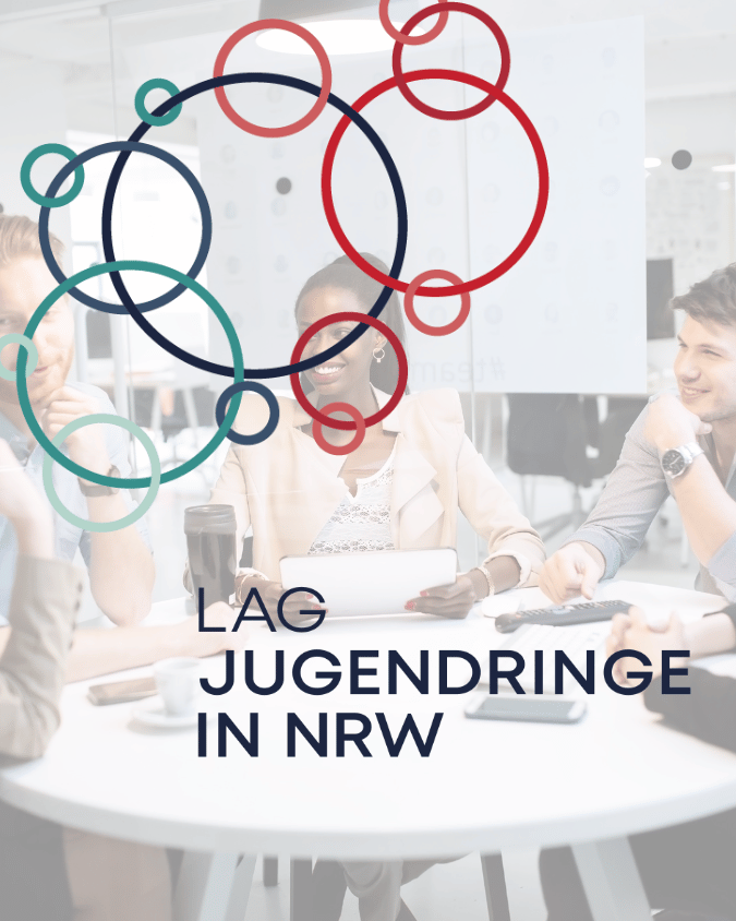 Das Logo der LAG Jugendringe in NRW. Im Hintergrund ist eine Gruppe von Personen zu sehen, die an einem Tisch sitzen und sich austauschen.