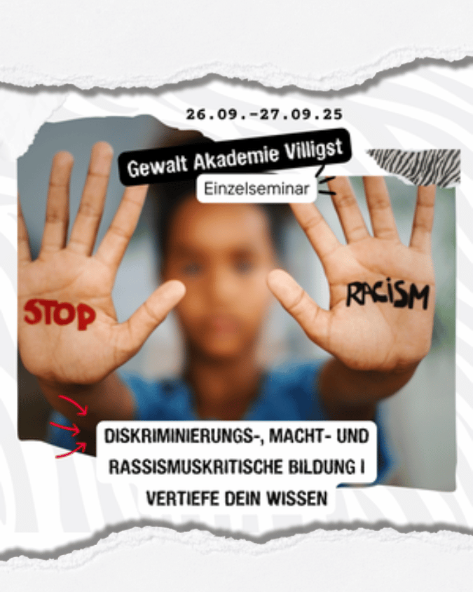 Ein Kind ist zu sehen, auf deren Handflächen die Wörter "Stop" und "Racism" zu sehen sind.