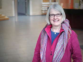Ein Foto von Heike Möhrchen im Foyer von Haus Villigst.
