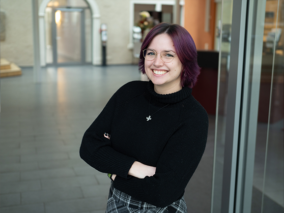 Ein Foto von Katharina Wedler im Foyer von Haus Villigst.