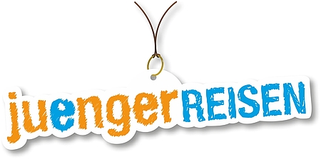 Logo von juengerREISEN mit orange-blauem Schriftzug auf einem Etikett mit Aufhänger.