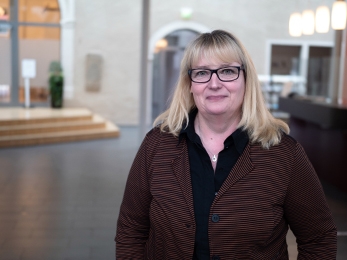 Ein Foto von Stephanie Wünnemann im Foyer von Haus Villigst.