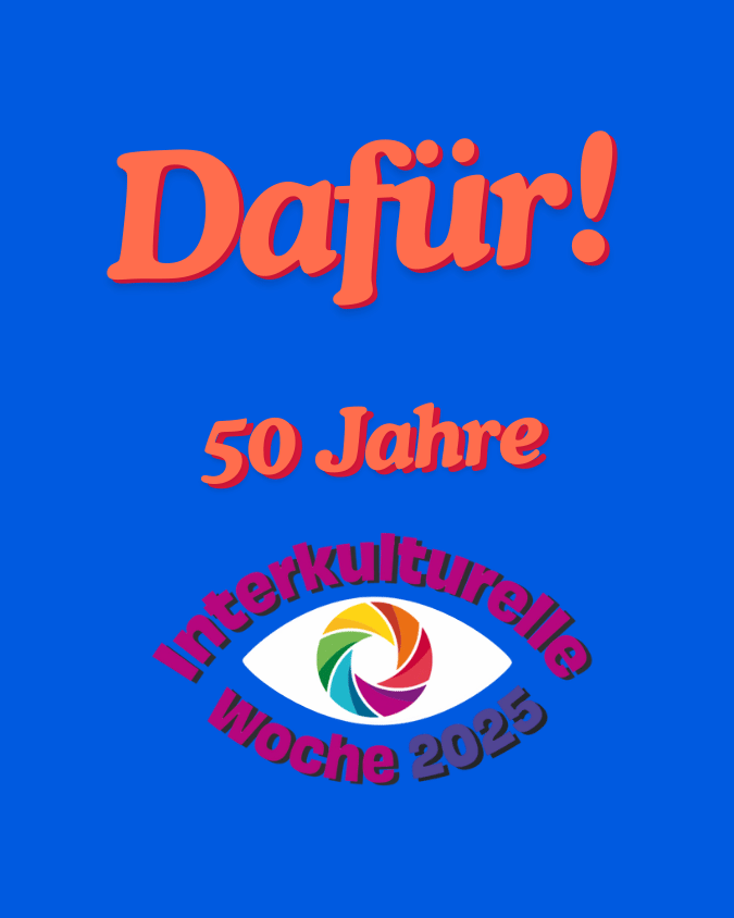 Das Logo der Interkulturellen Woche 2025 ist auf einem blauen Hintergrund zu sehen. Darüber steht "Dafür! 50 Jahre"