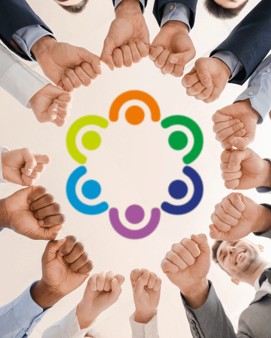 Das Logo des Engagement Portal NRW ist in der Mitte abgebildet, drum herum Hände die drauf halten.