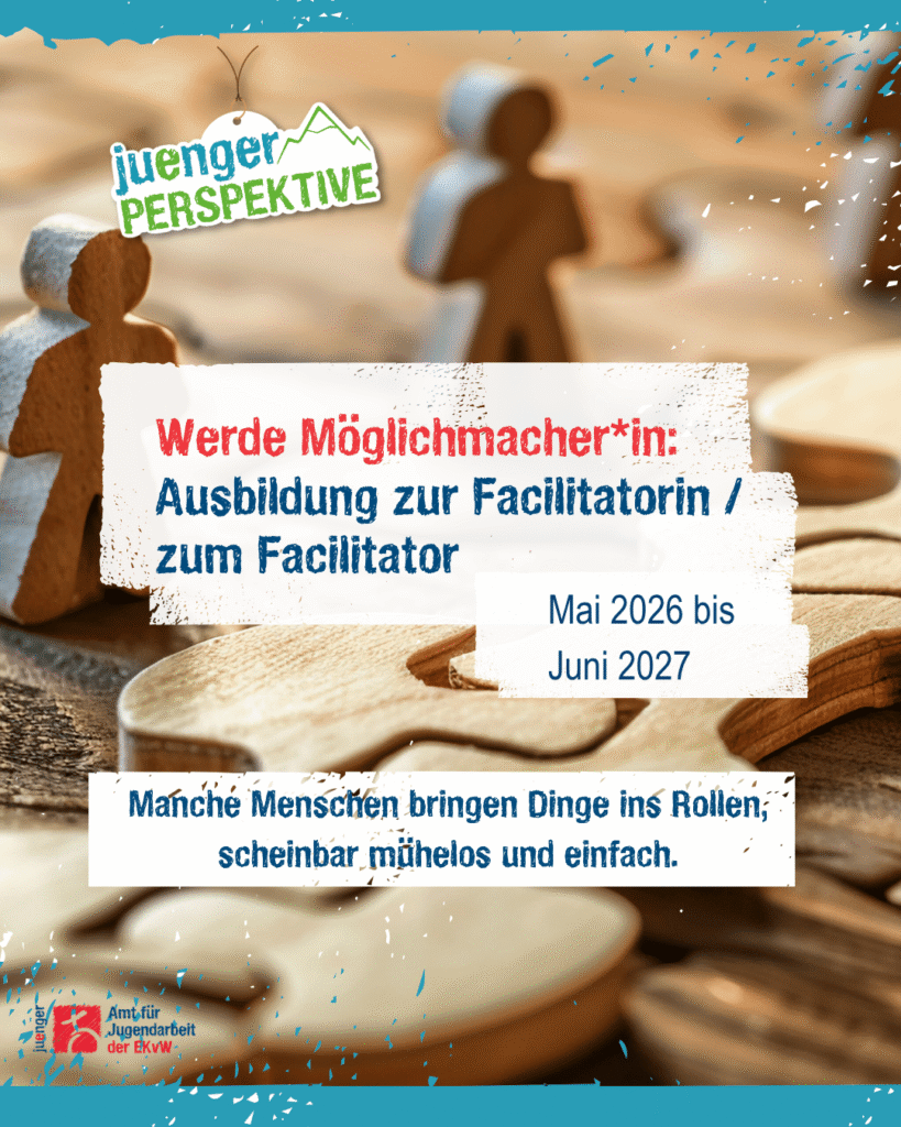 Holzfiguren in Form von Menschen stehen auf einer Holzfläche, einige liegen in Puzzleteilen. Im Vordergrund ist eine Figur aufrecht, im Hintergrund weitere unscharf. Darüber liegt ein Textfeld mit der Aufschrift: „Werde Möglichmacher*in: Ausbildung zur Facilitatorin / zum Facilitator. Mai 2026 bis Juni 2027“. Unten steht: „Manche Menschen bringen Dinge ins Rollen; scheinbar mühelos und einfach.“ Oben links das Logo „juenger PERSPEKTIVE“, unten links das Logo „Amt für Jugendarbeit der EKvW“