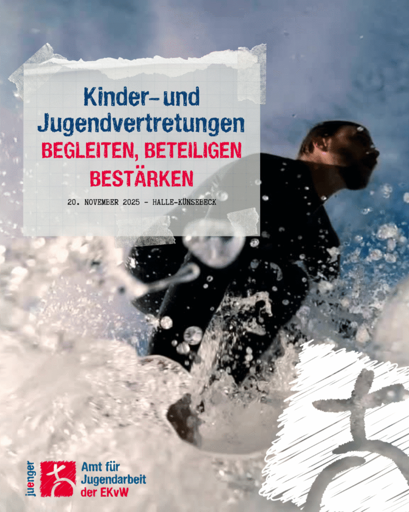 Plakat für den Fachtag „Kinder- und Jugendvertretungen“ mit dem Motto „Begleiten, Beteiligen, Bestärken“. Im Hintergrund ist eine dynamische Aufnahme einer Person in Bewegung, umgeben von spritzendem Wasser. Unten links das Logo „Amt für Jugendarbeit der EKvW“ und das Wort „juenger“. Unten rechts ein stilisiertes Kreuzsymbol