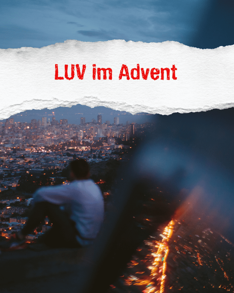 Person blickt in der Dämmerung auf eine erleuchtete Stadt, darüber steht in roter Schrift „LUV im Advent“.