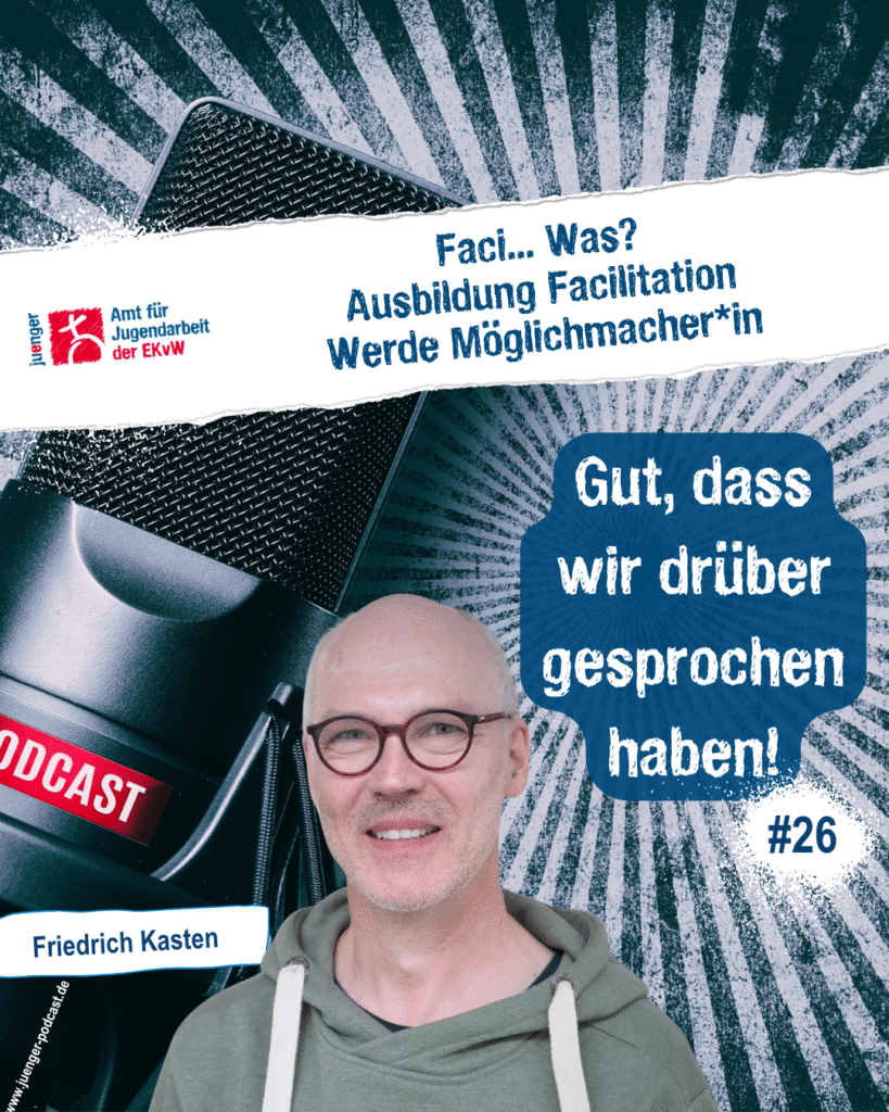 Podcastmotiv mit Mikrofon, Text zu Facilitation-Ausbildung und Porträt von Friedrich Kasten mit Brille und Kapuzenpullover.