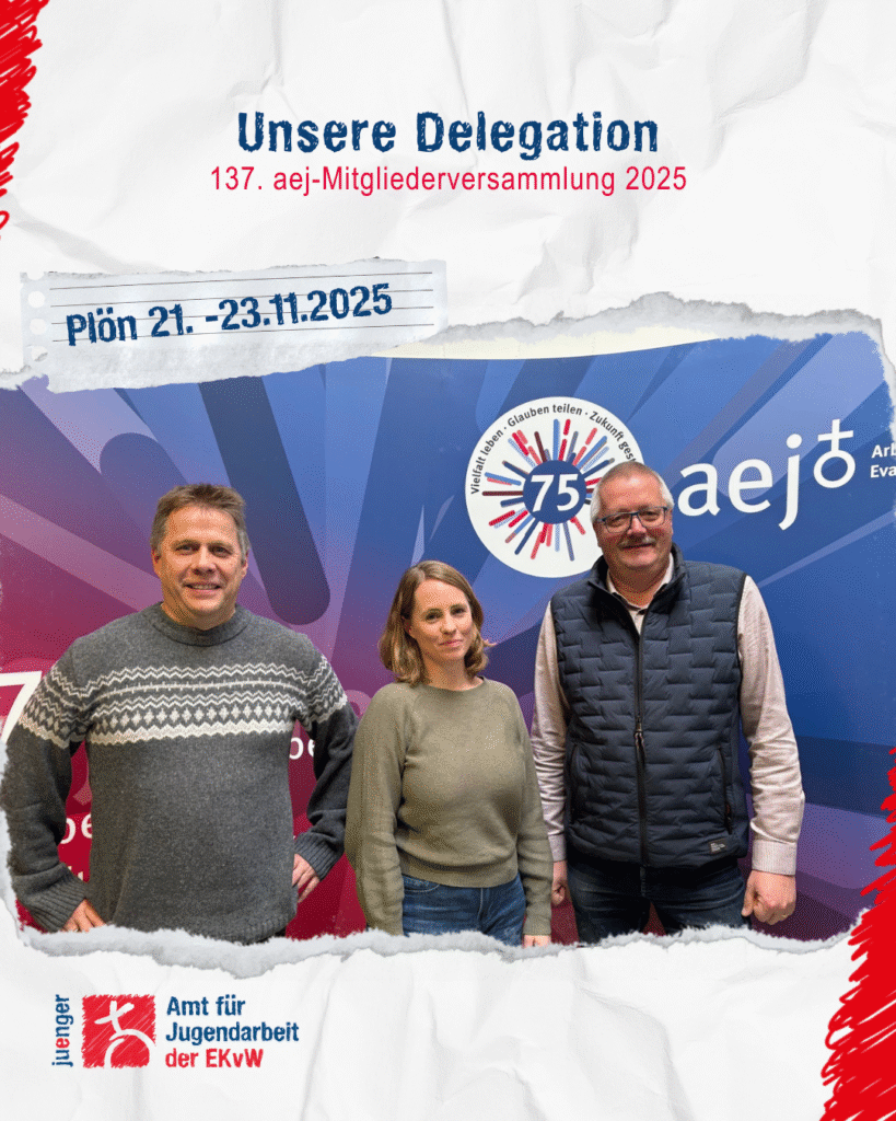 Zwei Delegierte der Evangelischen Jugend Westfalen mit der neuen Generalsekretärin Dr. Annika Schreiter vor aej-Jubiläumswand bei der 137. aej-Mitgliederversammlung 2025 in Plön.