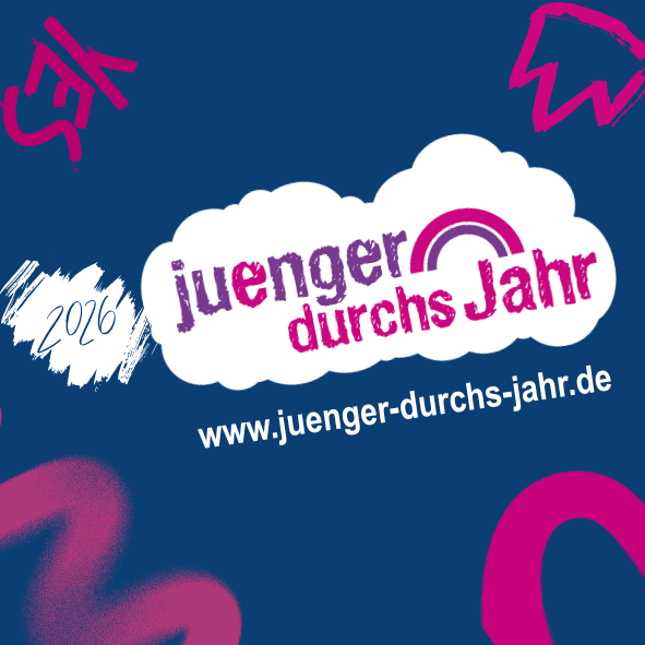 Logo „juenger durchs Jahr“ auf blauem Hintergrund mit pinken und weißen grafischen Elementen. Enthält die Jahreszahl „2026“ und die Website-Adresse „www.juenger-durchs-jahr.de“