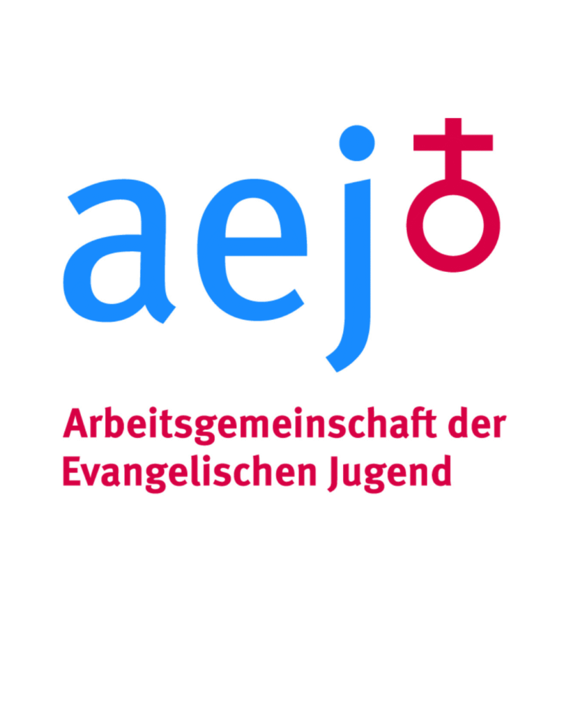 Logo der Arbeitsgemeinschaft der Evangelischen Jugend (aej) mit den Buchstaben ‚aej‘ in Blau und einem roten Symbol, das aus einem Kreis und einem Kreuz besteht. Darunter steht in roter Schrift: ‚Arbeitsgemeinschaft der Evangelischen Jugend