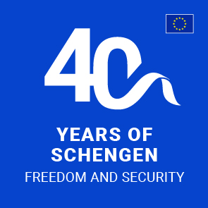 „Grafik zum 40. Jahrestag des Schengener Abkommens: Weißes Logo mit der Zahl 40 und einer geschwungenen Linie auf blauem Hintergrund, begleitet vom Text ‚Years of Schengen – Freedom and Security‘ sowie einer EU-Flagge